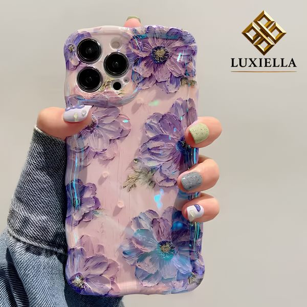 Luxiella 3D Aster Mor Çiçek Telefon Kılıfı – parlak şeffaf gövde, dalga kenar tasarım, kabartma çiçek dokusu, ince & darbe korumalı yapı, esnek çerçeve + sert arka, leke/iz tutmaz yüzey, iPhone uyumlu